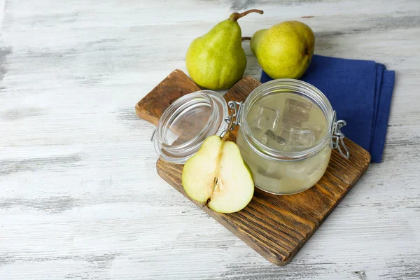 Jugo de pera con frutas frescas sobre fondo de madera — Foto de Stock