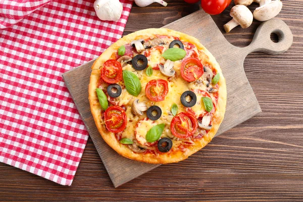 Leckere Pizza mit Gemüse und Basilikum auf dem Tisch aus nächster Nähe — Stockfoto