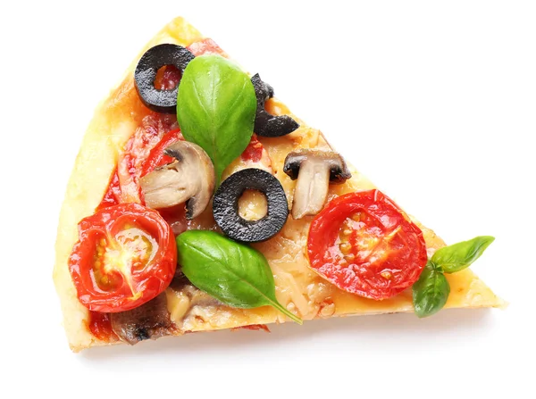 Kawałek smacznej pizzy z warzywami i bazylią izolowane na białym — Zdjęcie stockowe