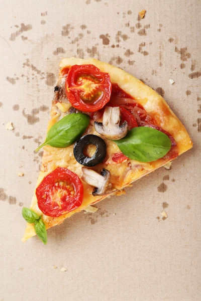 Fatia de pizza saborosa com legumes e manjericão em caixa de papelão fechar — Fotografia de Stock