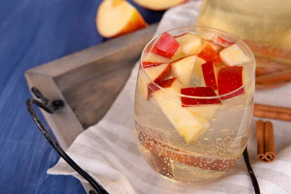Bicchiere di sidro di mele con frutta e spezie sul tavolo da vicino — Foto Stock