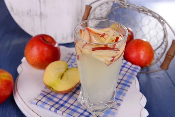 Glass of apple cider with fruits on table close up — Stock Photo, Image