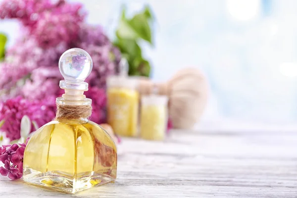 Zee zout, bloemen en spa behandeling op kleur houten tafel, op lichte achtergrond — Stockfoto