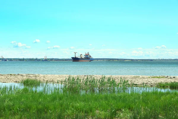 Ribera del río y barco sobre fondo azul cielo — Foto de Stock