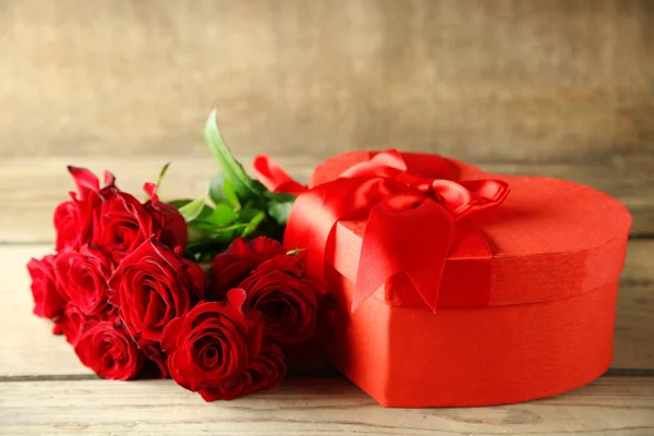 Caja de regalo de San Valentín en forma de corazón con rosas rojas en la vieja mesa de madera —  Fotos de Stock