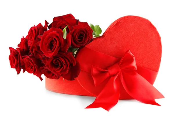 Coffret cadeau Saint Valentin en forme de coeur avec roses rouges, isolé sur blanc — Photo