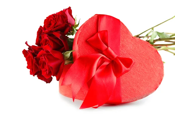 Hjärtformade alla hjärtans dag present låda med röda rosor, isolerad på vit — Stockfoto