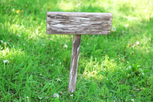 Panneau en bois sur l'herbe, à l'extérieur — Photo