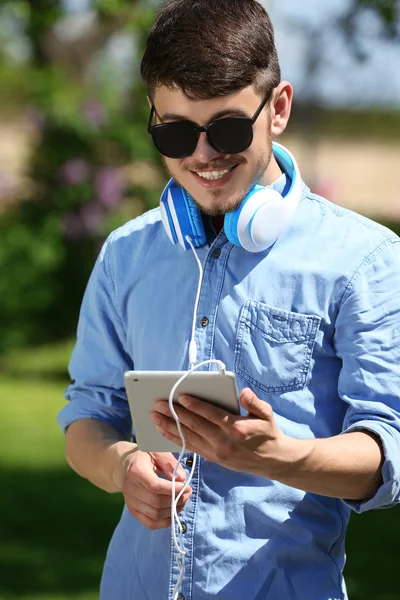 Άνθρωπος με ακουστικά σε εξωτερικούς χώρους — Φωτογραφία Αρχείου