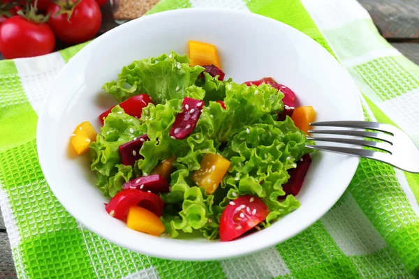 Tigela de salada verde fresca na mesa com guardanapo, close-up — Fotografia de Stock