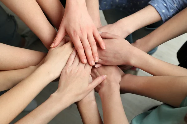 Группа женских рук вместе, крупным планом — стоковое фото