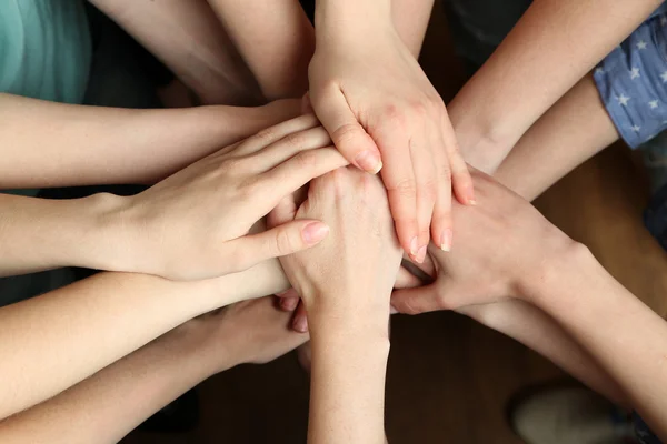 Grupp av kvinnliga händer tillsammans, närbild — Stockfoto