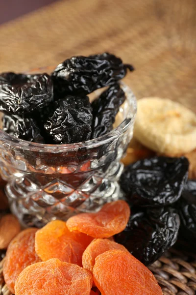 Prune și alte fructe uscate pe covor de răchită, closeup — Fotografie, imagine de stoc