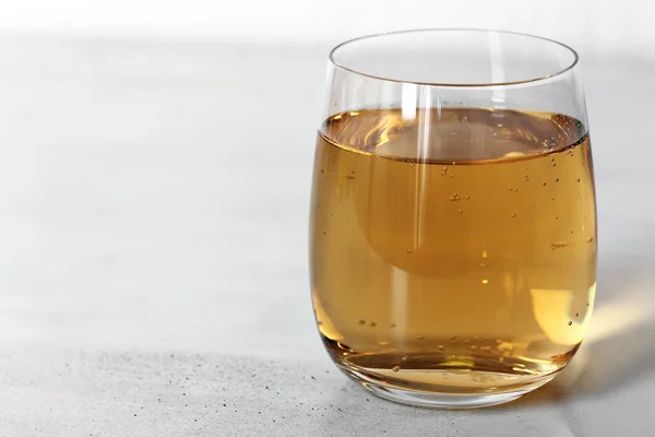 Verre d'eau avec bulles sur la table fermer — Photo