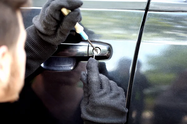Man burglar stealing car — Stock Photo, Image