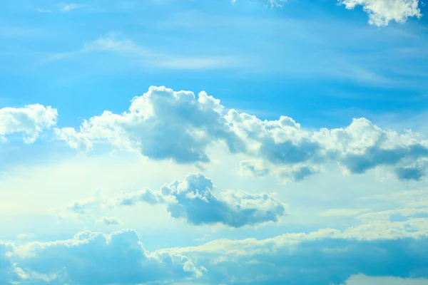 Blauwe lucht achtergrond met wolken — Stockfoto