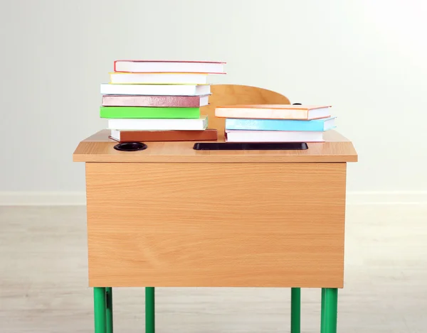 Bureau en bois avec livres et chaise en classe sur fond de tableau noir — Photo