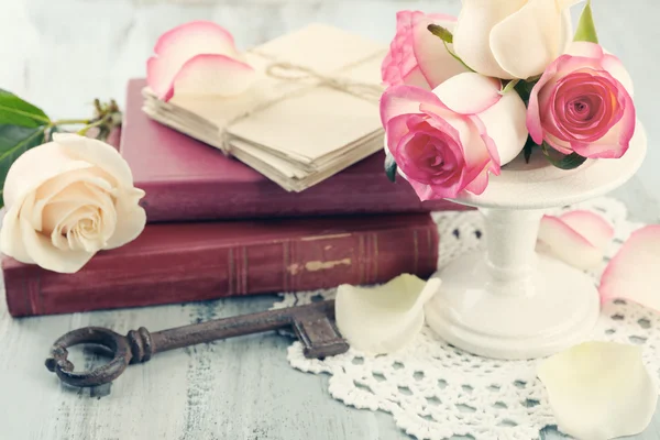 Régi könyv- és színes fából készült asztal háttér betűk friss rózsák. Vintage koncepció — Stock Fotó