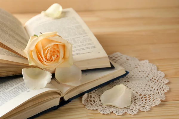 Rosas frescas con libros antiguos sobre fondo de madera. Concepto Vintage —  Fotos de Stock