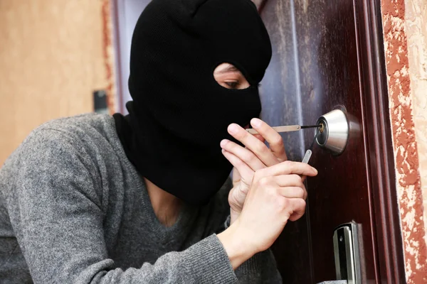 Burglar breaking into house — Stock Photo, Image