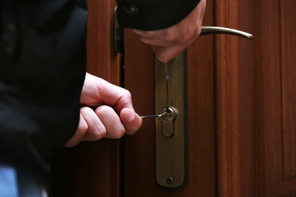 Burglar breaking into house — Stock Photo, Image