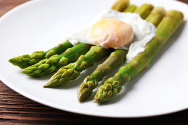 Tablo tabağa haşlanmış yumurta ile kavrulmuş kuşkonmaz yakın çekim