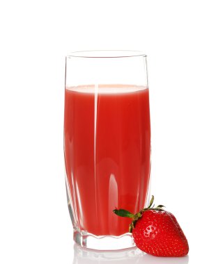 Beyaz üzerine izole edilmiş taze çilek suyu.