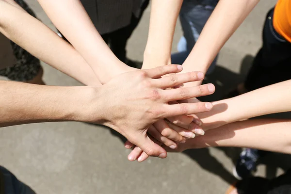 Mani unite all'aperto — Foto Stock