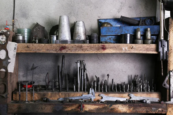 Διαφορετικά εργαλεία σε εργασιακό χώρο στο γκαράζ — Φωτογραφία Αρχείου