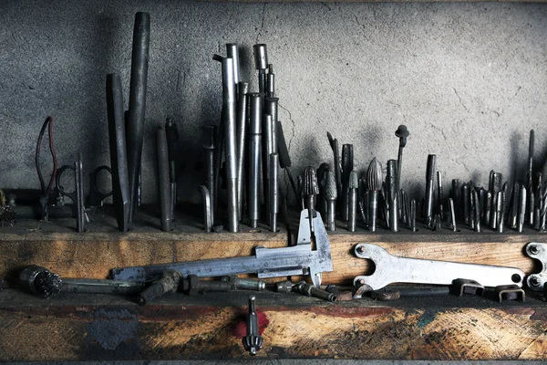 Διαφορετικά εργαλεία σε εργασιακό χώρο στο γκαράζ — Φωτογραφία Αρχείου