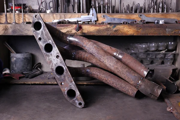 Verschillende hulpprogramma's op de werkplek in garage — Stockfoto