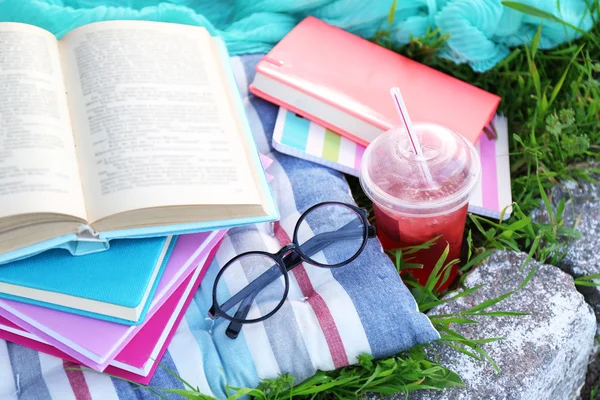 Livros, copos e bebida na grama close-up — Fotografia de Stock