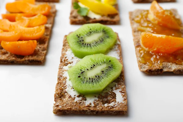 Sabrosos sándwiches vegetarianos, aislados en blanco — Foto de Stock