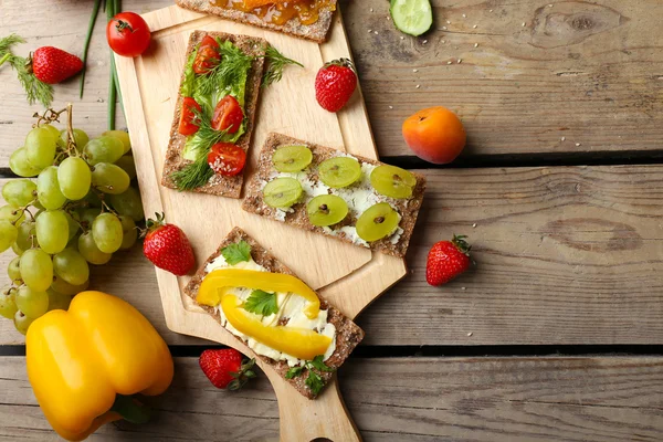Натюрморт з вегетаріанськими бутербродами на дерев'яному столі — стокове фото