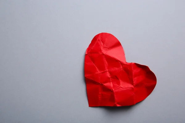 Τσαλακωμένο χαρτί καρδιά σε γκρι φόντο — Φωτογραφία Αρχείου