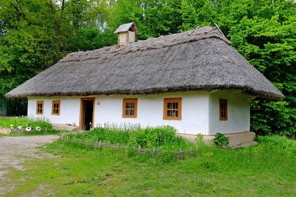 Antigua casa tradicional ucraniana — Foto de Stock