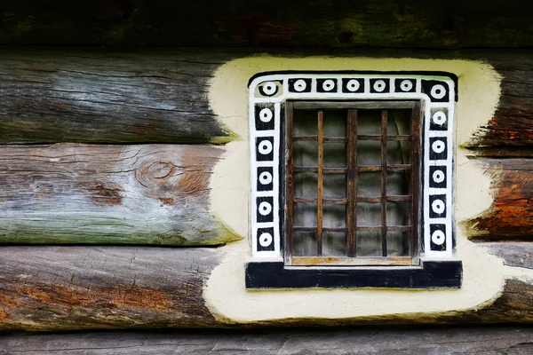 Houten muur met oude venster — Stockfoto