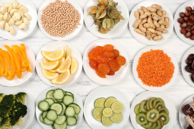 farklı ürünler üzerinde daireler ahşap tablo, üstten görünüm