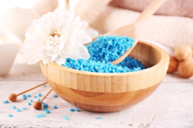 ahşap masa, closeup üzerinde renk deniz tuzu ile Spa natürmort