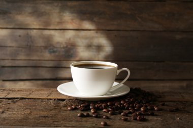 Ahşap arka plan üzerinde tahıllar ile kahve