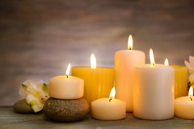 mumlar ve spa taşlar ahşap arka plan üzerinde güzel kompozisyonu