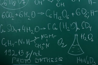Kara tahta arka plan üzerinde matematik formülleri
