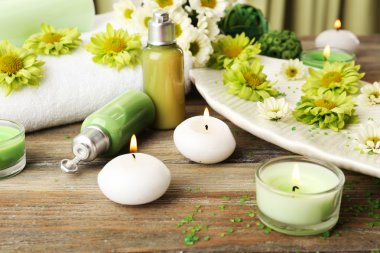 güzel spa kompozisyon masada mumlarla yakın çekim