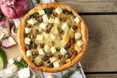 mantar, otlar ve ekşi krem peynir pasta