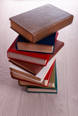 Ahşap zemin üzerine kitap yığını