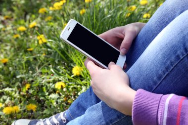 Cep telefonlu genç kadın.