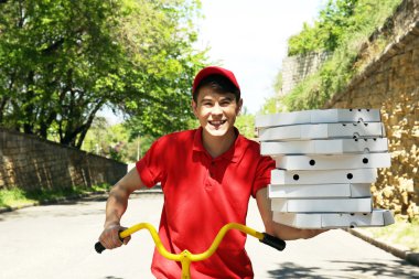 genç adam açık havada Bisiklet teslim pizza kutusu