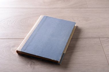 Ahşap zemin üzerine eski bir kitap