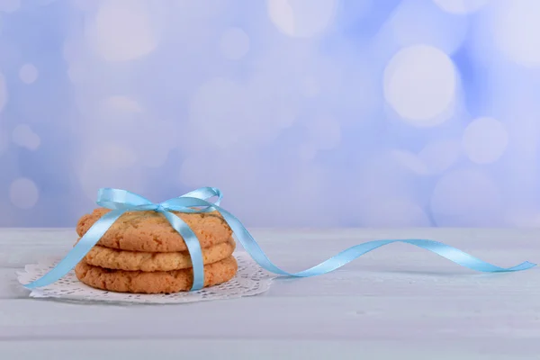Smakelijke cookies op kleur houten tafel, op lichte achtergrond — Stockfoto