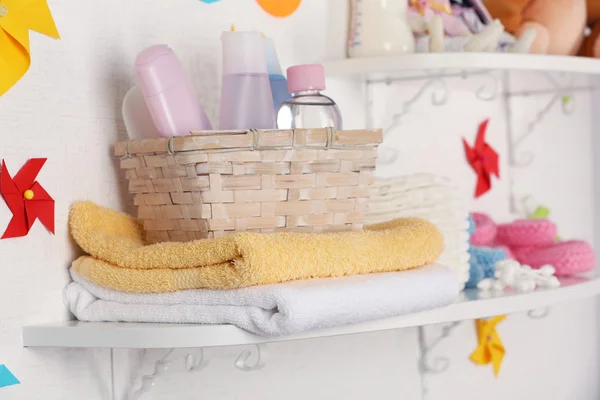 Baby-Accessoires in den Regalen in Großaufnahme — Stockfoto